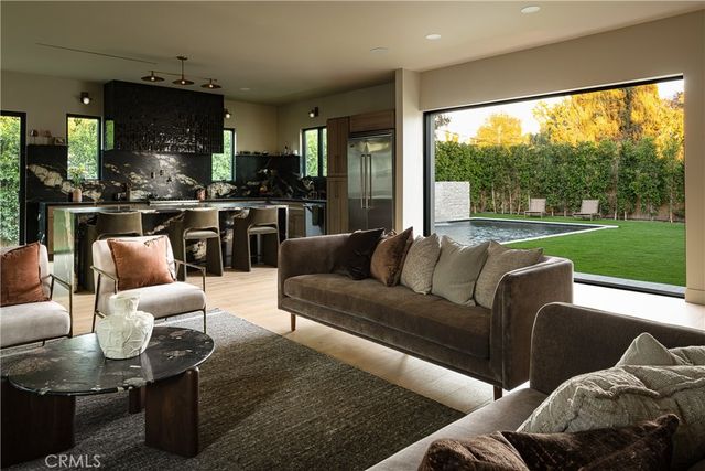 15719 Hartsook, Encino, CA 91436