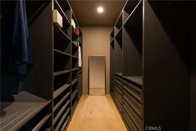 15719 Hartsook, Encino, CA 91436