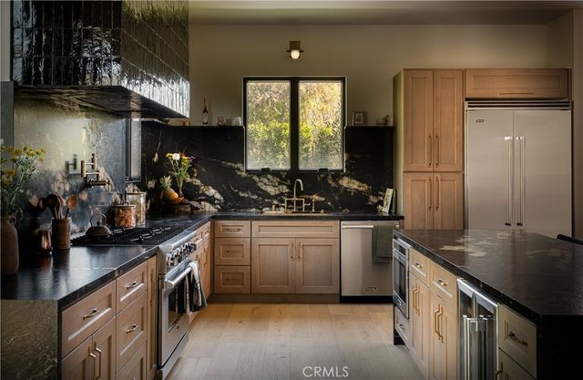 15719 Hartsook, Encino, CA 91436