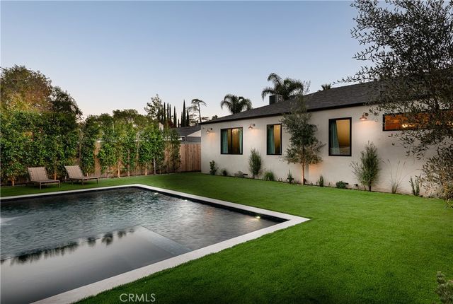 15719 Hartsook, Encino, CA 91436