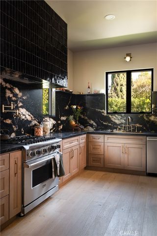 15719 Hartsook, Encino, CA 91436