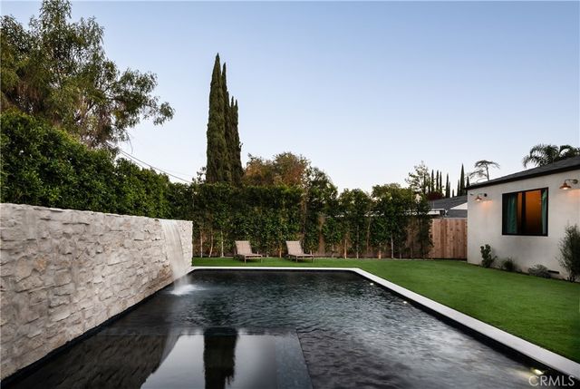 15719 Hartsook, Encino, CA 91436