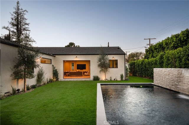 15719 Hartsook, Encino, CA 91436