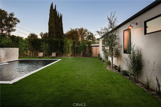 15719 Hartsook, Encino, CA 91436