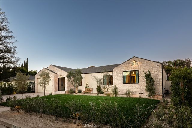 15719 Hartsook, Encino, CA 91436