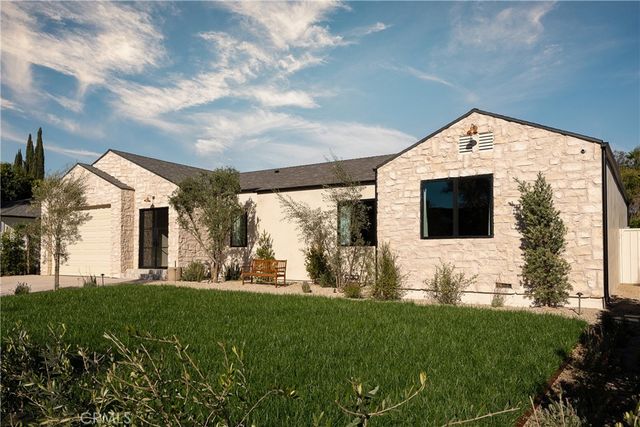 15719 Hartsook, Encino, CA 91436