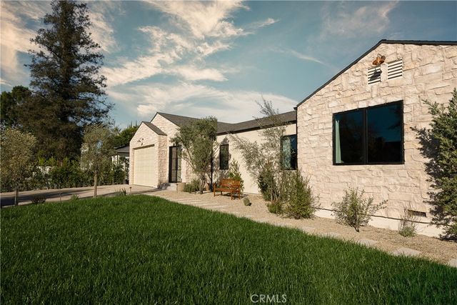 15719 Hartsook, Encino, CA 91436