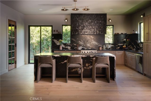 15719 Hartsook, Encino, CA 91436