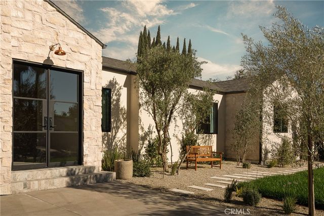 15719 Hartsook, Encino, CA 91436