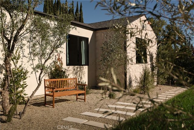 15719 Hartsook, Encino, CA 91436