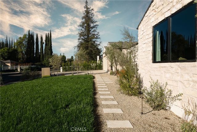 15719 Hartsook, Encino, CA 91436