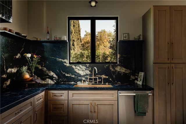 15719 Hartsook, Encino, CA 91436