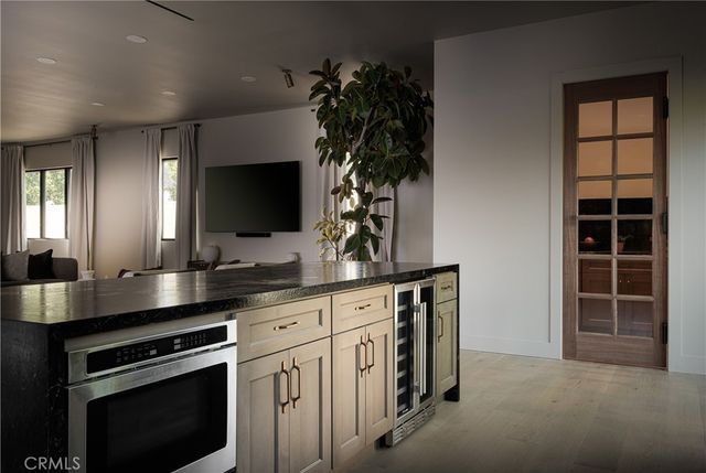 15719 Hartsook, Encino, CA 91436