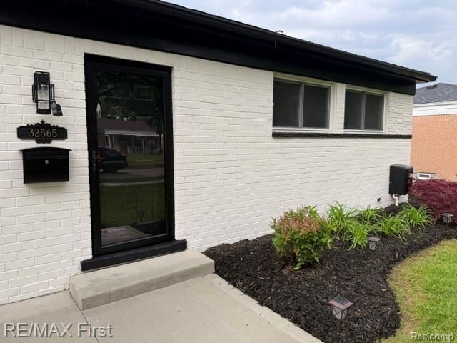 32565 Warner Drive, Warren, MI 48092
