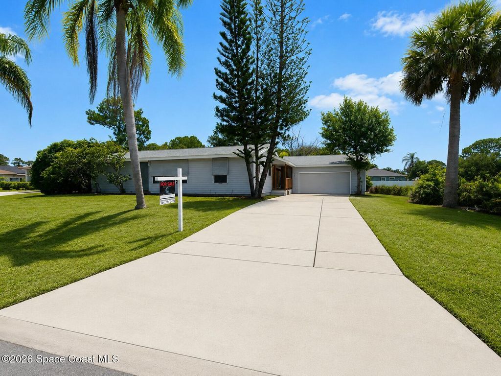 581 Borraclough Avenue NW, Palm Bay, FL 32907