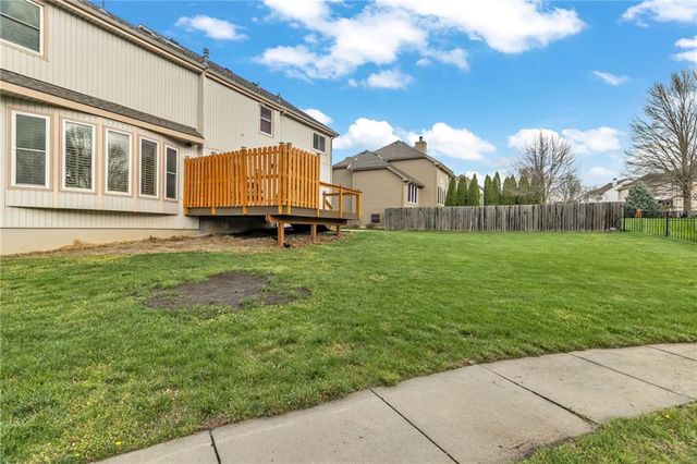 1327 Huntington Drive, Liberty, MO 64068