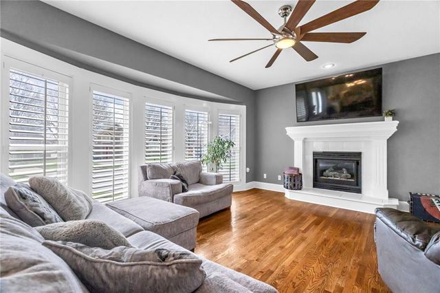 1327 Huntington Drive, Liberty, MO 64068