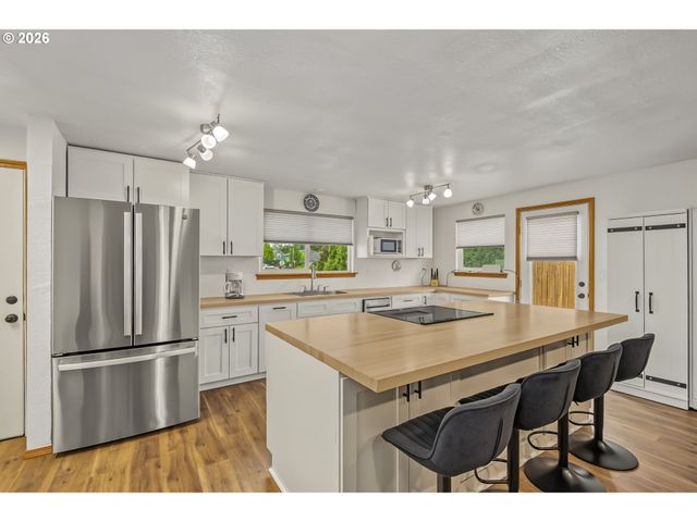 1656 Ne MCDANIEL Ln, Mc Minnville, OR 97128