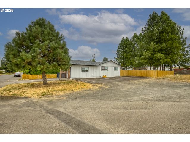 1656 Ne MCDANIEL Ln, Mc Minnville, OR 97128