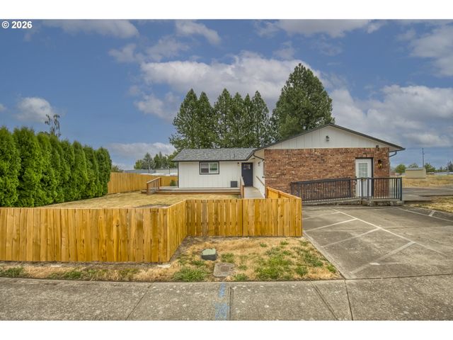1656 Ne MCDANIEL Ln, Mc Minnville, OR 97128