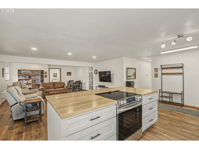 1656 Ne MCDANIEL Ln, Mc Minnville, OR 97128