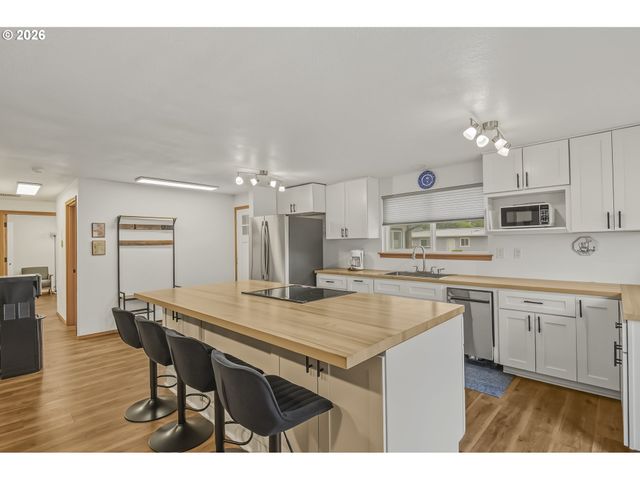 1656 Ne MCDANIEL Ln, Mc Minnville, OR 97128