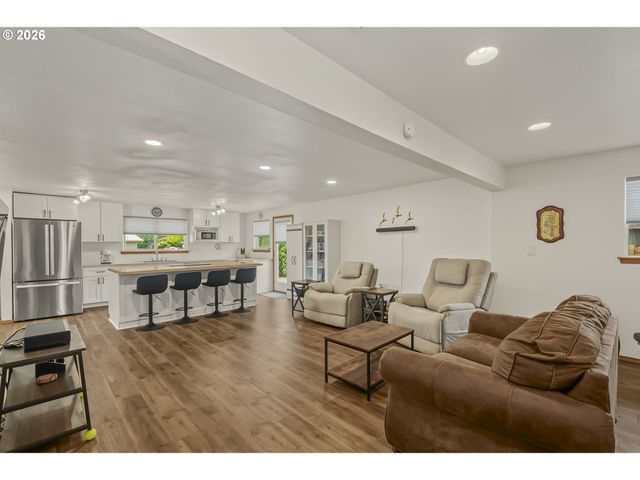 1656 Ne MCDANIEL Ln, Mc Minnville, OR 97128