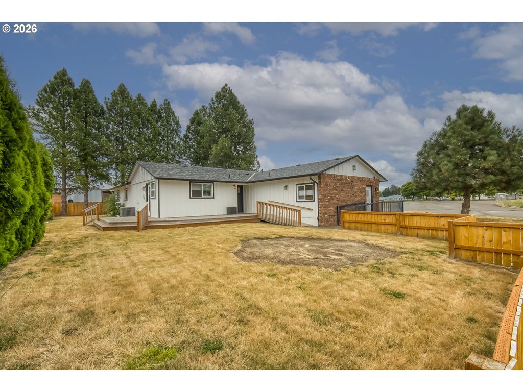Image 1 of property listing at 1656 Ne MCDANIEL Ln, Mc Minnville, OR 97128