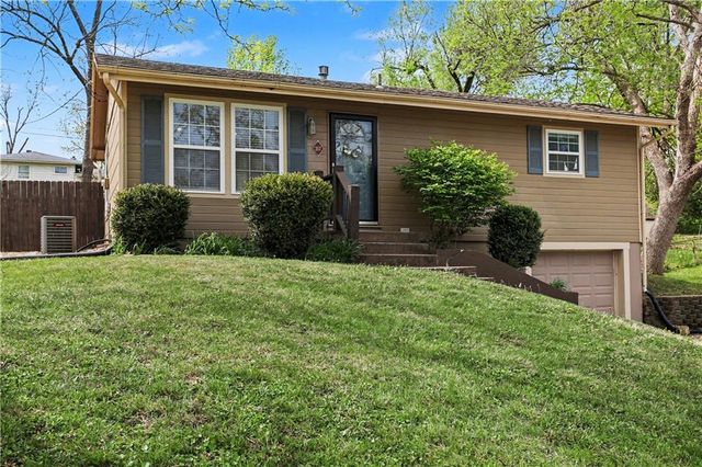 207 Jackson Avenue, Liberty, MO 64068