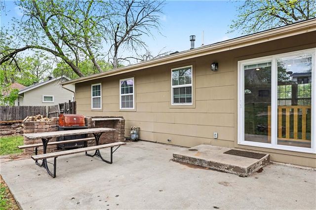 207 Jackson Avenue, Liberty, MO 64068