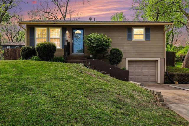 207 Jackson Avenue, Liberty, MO 64068