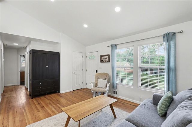 207 Jackson Avenue, Liberty, MO 64068