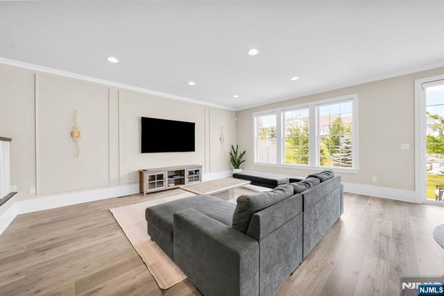 6 Hickory Court, Cedar Grove, NJ 07009