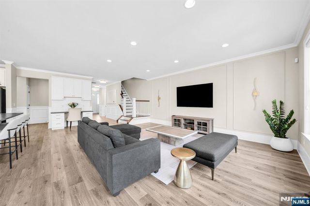 6 Hickory Court, Cedar Grove, NJ 07009