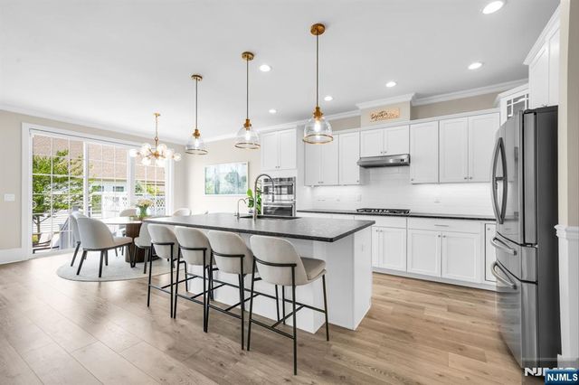 6 Hickory Court, Cedar Grove, NJ 07009