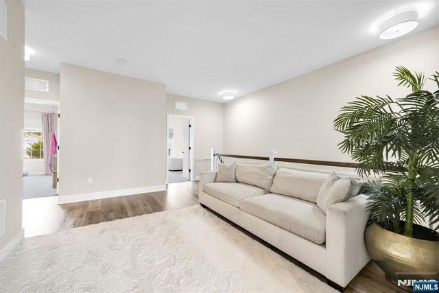 6 Hickory Court, Cedar Grove, NJ 07009