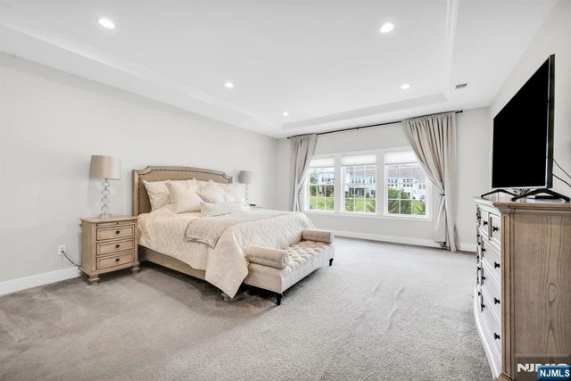 6 Hickory Court, Cedar Grove, NJ 07009