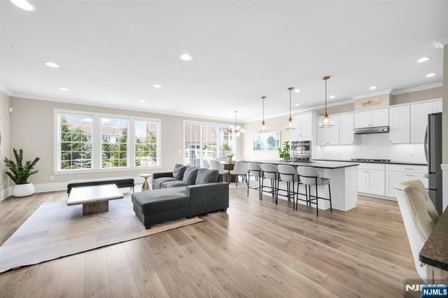 6 Hickory Court, Cedar Grove, NJ 07009
