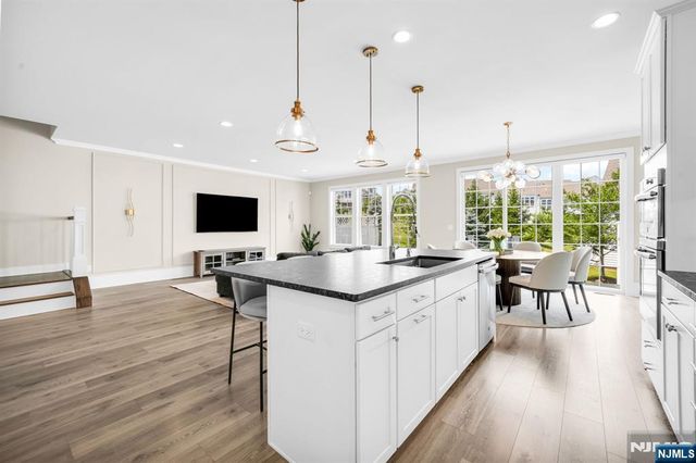 6 Hickory Court, Cedar Grove, NJ 07009