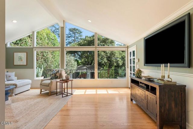 2060 E Altadena Drive, Altadena, CA 91001