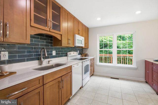 6165 FOREST CREEK LN, Springfield, VA 22152