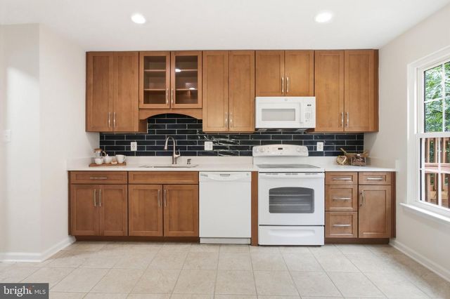 6165 FOREST CREEK LN, Springfield, VA 22152
