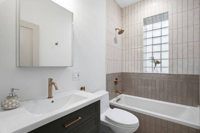 3354 N Whipple Street 1F, Chicago, IL 60618