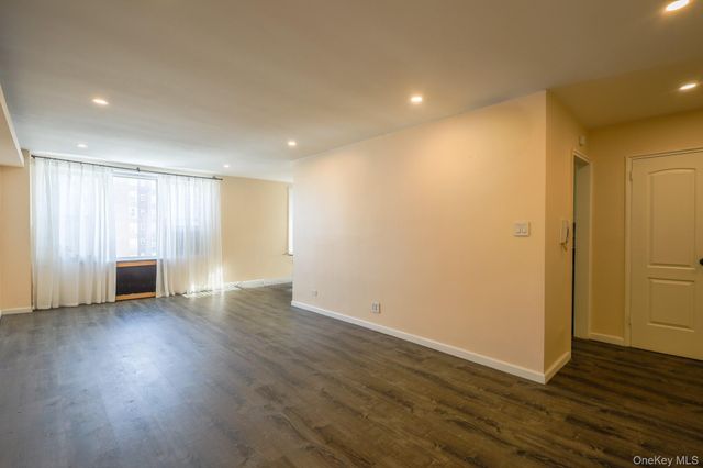 209-15 18th Avenue 3E, Bayside, NY 11360