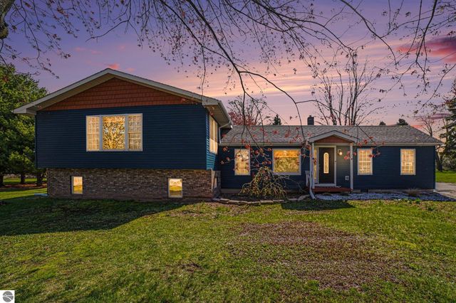 7818 N Luce Road, Alma, MI 48801