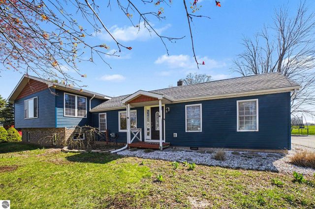 7818 N Luce Road, Alma, MI 48801