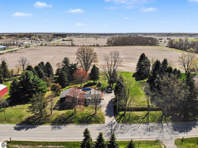 7818 N Luce Road, Alma, MI 48801