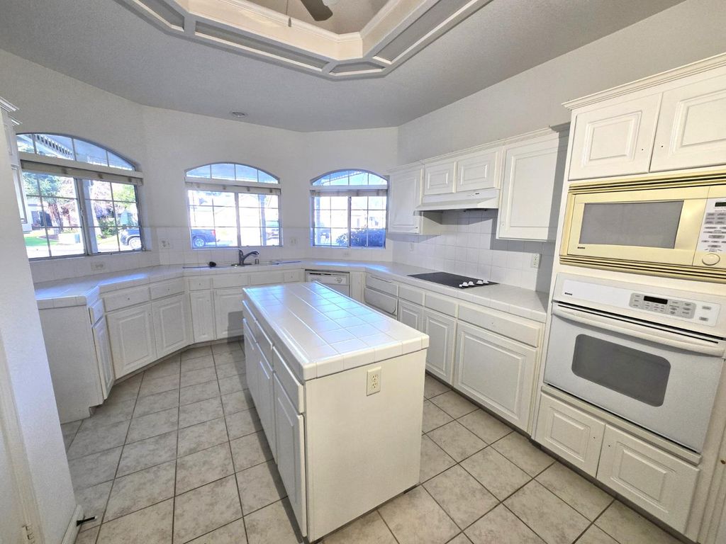 Image 10 of property listing at 10168 N Price Avenue, Fresno, CA 93730