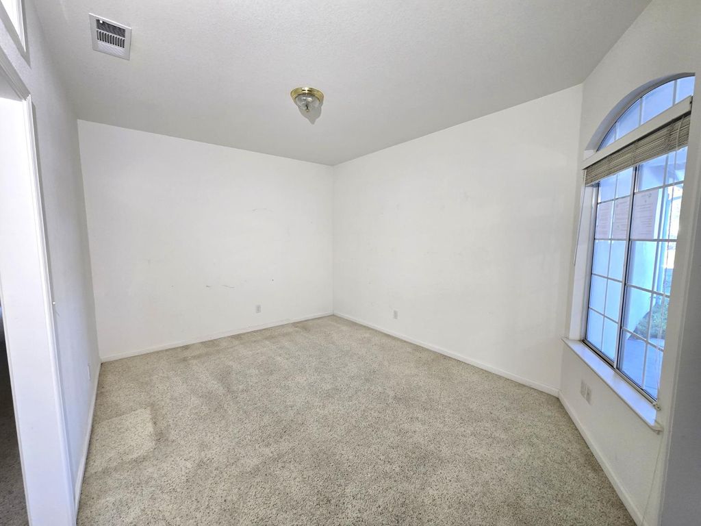Image 5 of property listing at 10168 N Price Avenue, Fresno, CA 93730