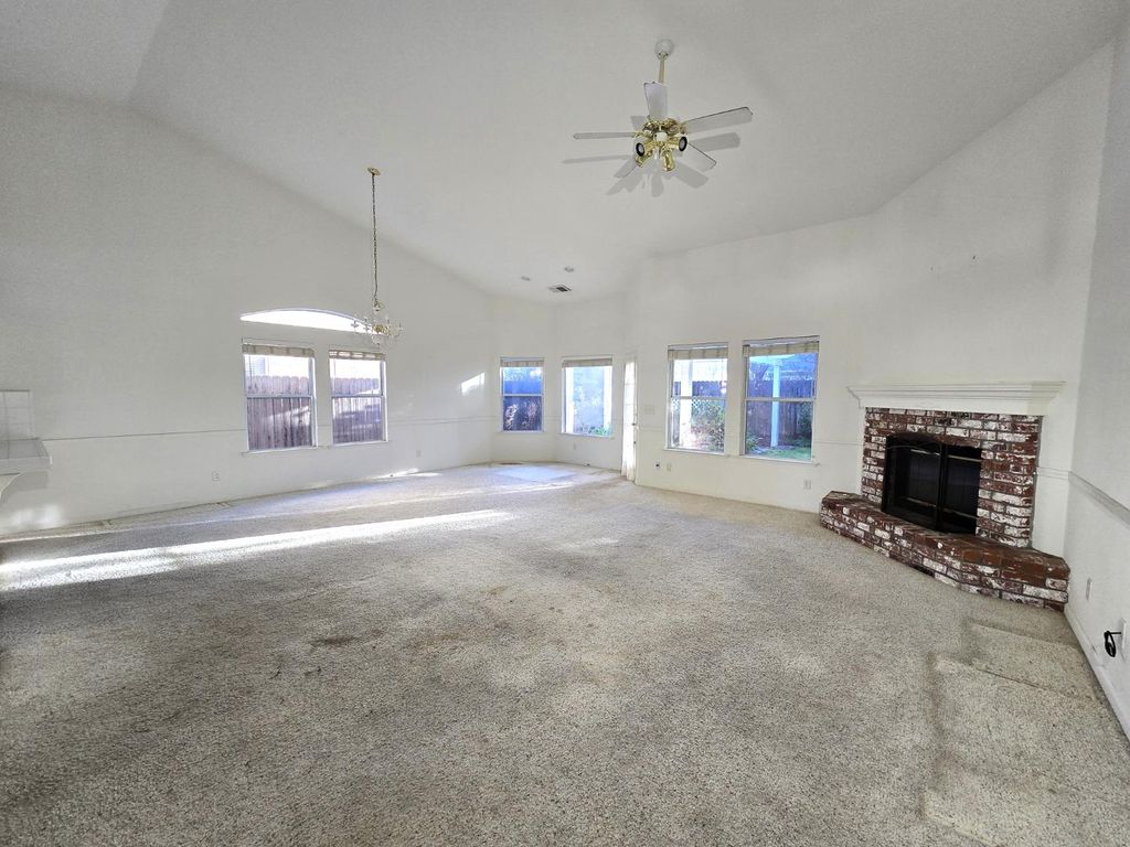 Image 6 of property listing at 10168 N Price Avenue, Fresno, CA 93730